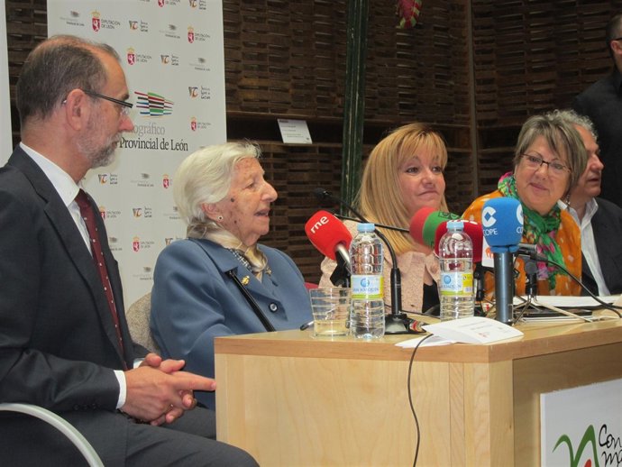 Carrasco (centro), y la etnógrafa e investigadora Concha Casado (a su izquierda)