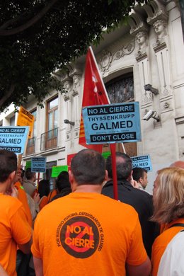 Trabajadores protestan por el cierre de Galmed ante la Conselleria de Economía.