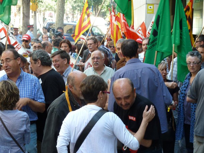 Concentración de trabjadores públicos a las puertas de Empresa y Empleo 