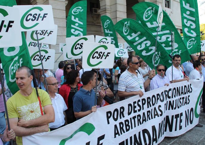 Concentración de CSIF-A en Sevilla contra el recorte en las pagas extra de Junta