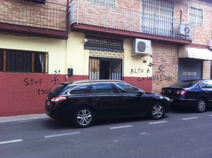 Mezquita de Armilla con pintadas xenófobas