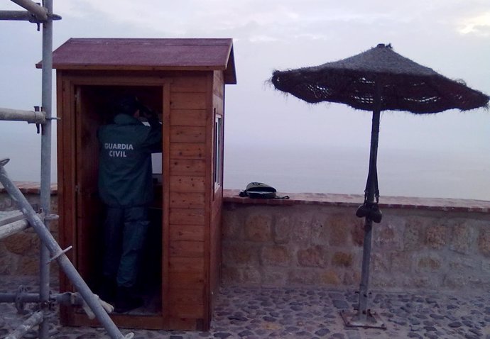 Agente de la Guardia Civil en un puesto de vigilancia en Melilla