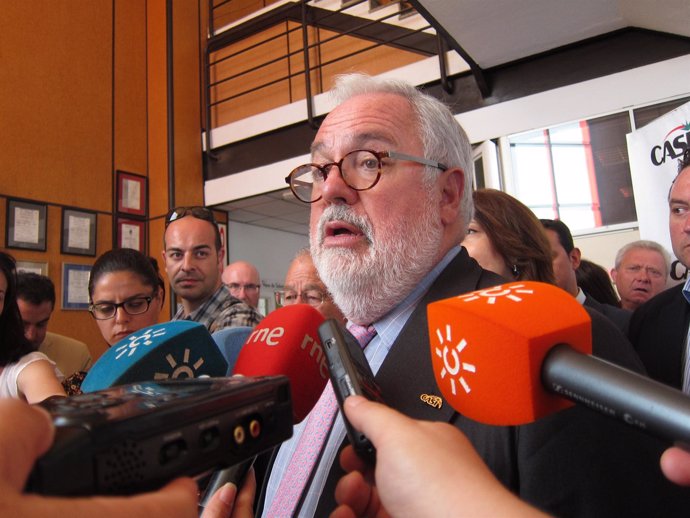 Arias Cañete atiende a los medios en su visita a CASI