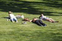 La industria cosmética defiende la fiabilidad de los productos de protección solar del mercado