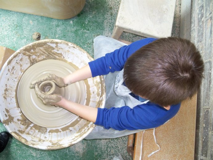 Niño creando su pieza de cerámica en el Taller Escuela de Cerámica de Muel