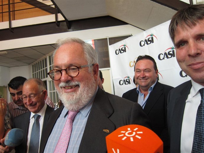 Cañete durante su visita a la cooperativa CASI