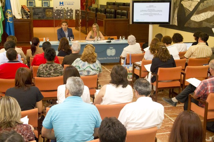 Reunión con los alcaldes en Diputación sobre el decreto contra la exclusión. 