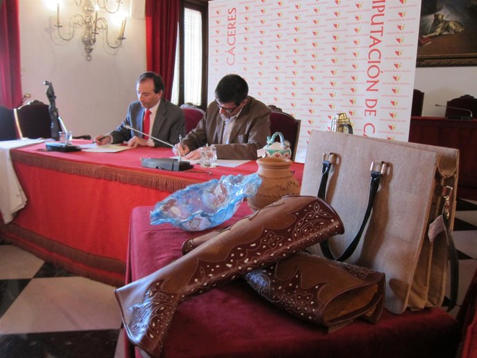 El Presidente De La Diputación De Cáceres Firmando Acuerdo Con Artesanos