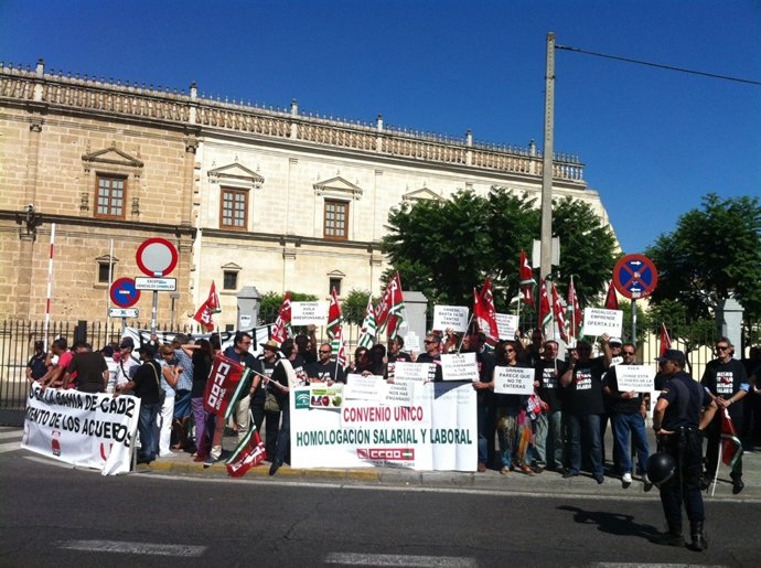 Concentración de trabajadores de Andalucía Emprende ante el Parlamento.