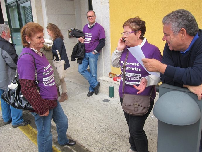 Algunos de los afectados por preferentes, concentrados ante Consumo