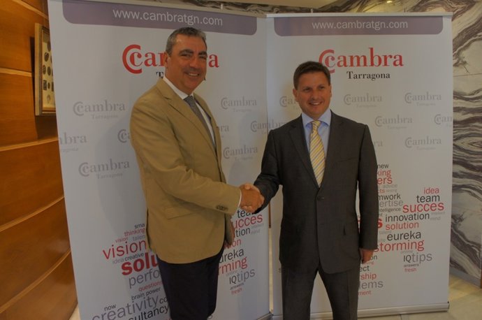 Albert Abelló y Josep Andreu tras la firma del convenio        