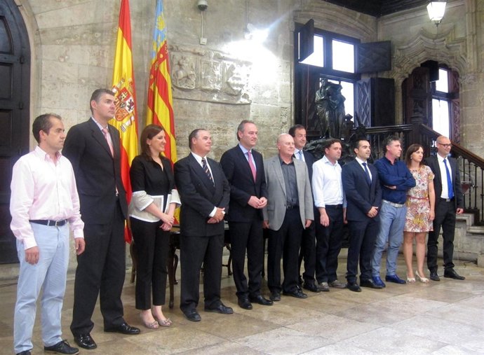 Fabra y Català con los responsables de empresas firmantes del convenio de FPDual