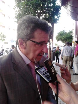 Limones atiende a los medios de comunicación.