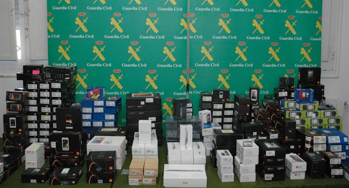 Material de telefonía intervenido al detenido.