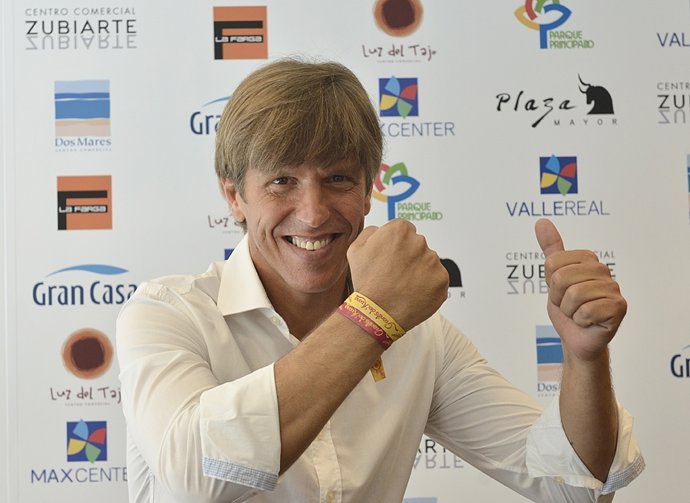 Manuel Díaz 'El Cordobés'  con la pulsera solidaria 'Granito de Arena'