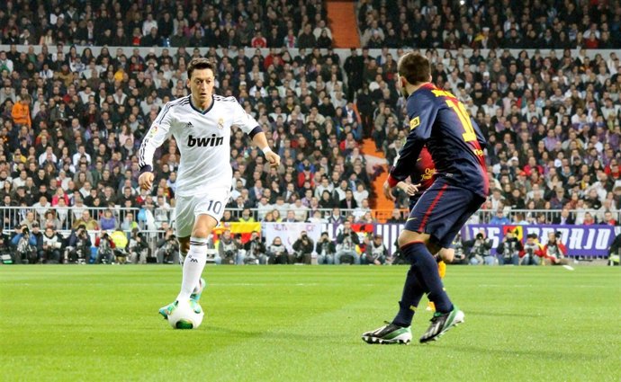 Messut Ozzil Jordi Alba Real Madrid FC Barcelona 