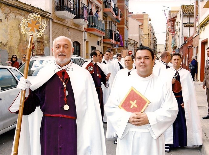 Francisco Carles, nuevo presidente de Junta Mayor, con el sacristán