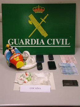 En la imagen, cocaína y efectos intervenidos a los detenidos