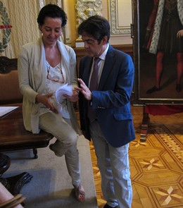 La concejal Mercedes Cantalapiedra junto a José María Viteri