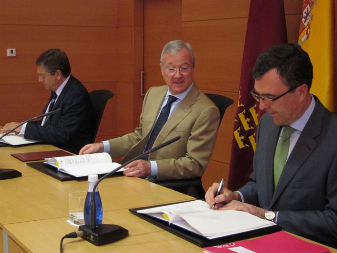 Bernal, Valcárcel y Ballesta, en la firma del acuerdo