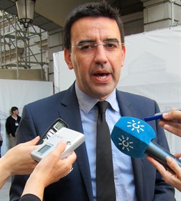 Mario Jiménez atiende a los medios en el Congreso