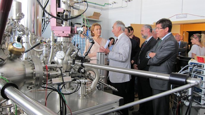 Rudi conoce el Laboratorio de Microscopías de Sonda Local, en el INA 