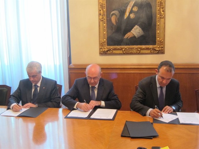 El conseller G.Gordó, M.À.Gimeno (TSJC) y I.López (Colegio de Procuradores)