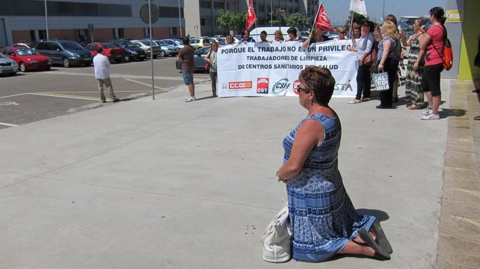 Concentración de empleadas de limpieza de centros sanitarios públicos de Aragón