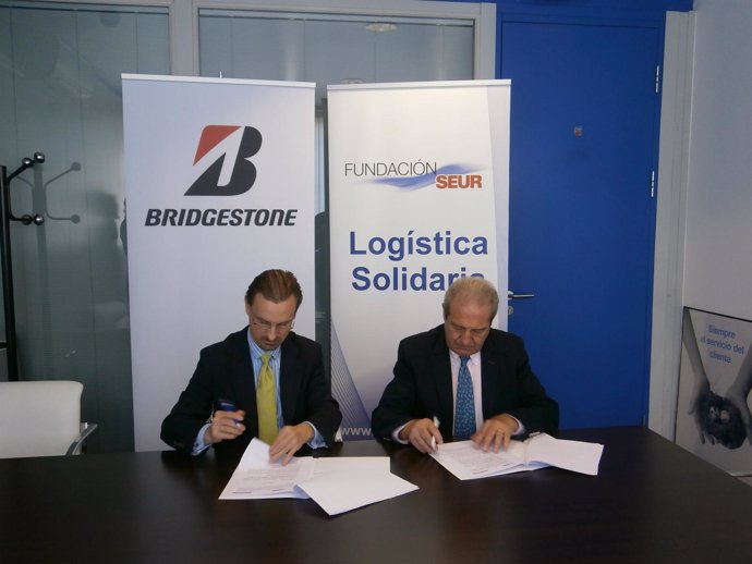 Acto de la firma del convenio entre Bridgestone y Fundación Seur.     