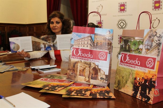 Olmedilla con material que se distribuirá en la celebración de la efeméride. 