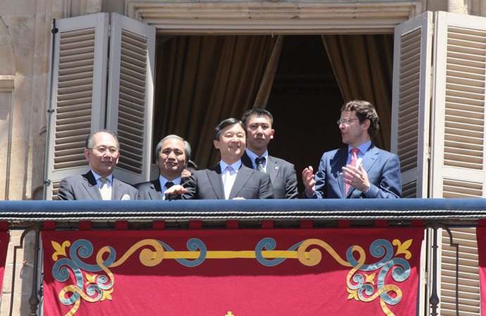 El príncipe Naruhito, en el balcón del Ayuntamiento de Salamanca, con el alcalde