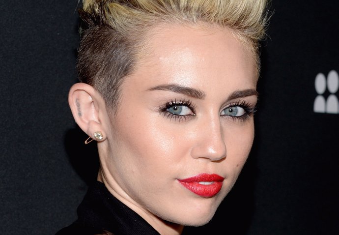 Miley Cyrus dice que sigue comprometida