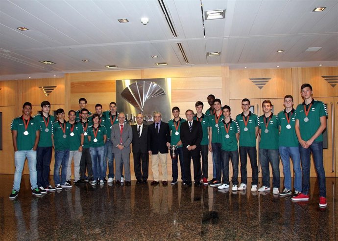 Braulio Medel con los jugadores del Unicaja Cadete de Baloncesto