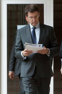 Feijóo sugiere "moderación" a los rectores y señala que los fondos para becas de matrícula crecen un 71,5%