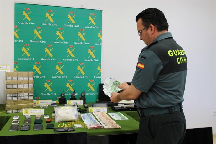 Uno de los agentes con los efectos intervenidos en Puente Genil