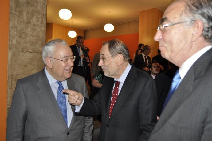 Javier Solana, José Ángel Biel y Amado Franco en el Patio de la Infanta.