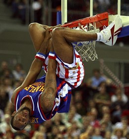 Un miembro de los Harlem Globetrotters