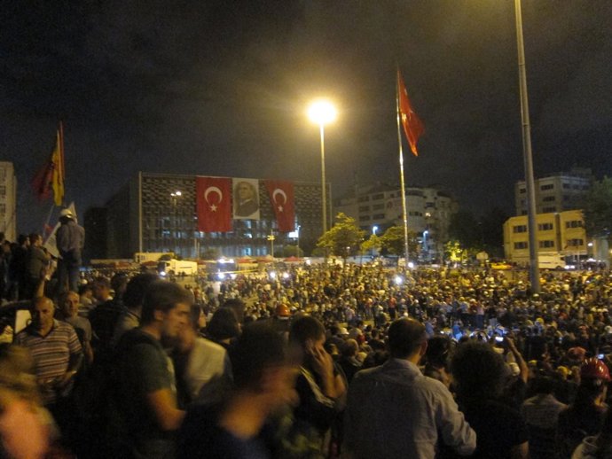 Miles de turcos desafían al Gobierno en la plaza Taksim y el parque Gezi