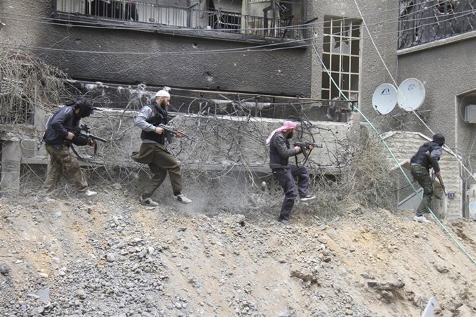 Rebeldes sirios combaten al gobiernu en Damascu