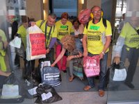 Afectados de Vigo y Val Miñor devuelven a NCG sus preferentes en bolsas de basura y piden sus ahorros a cambio