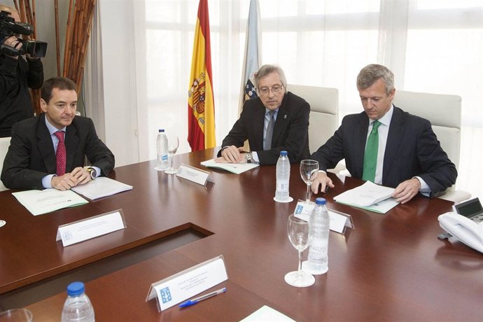 O vicepresidente da Xunta, Alfonso Rueda, o presidente do TSXG, Miguel Ángel Cad