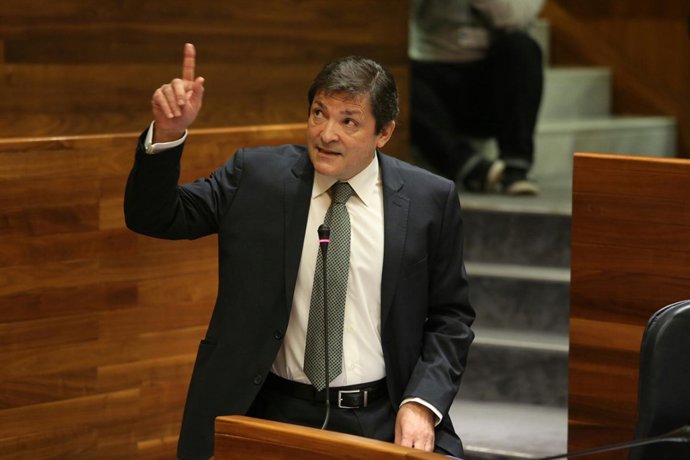 Javier Fernández, en el pleno de la Junta General