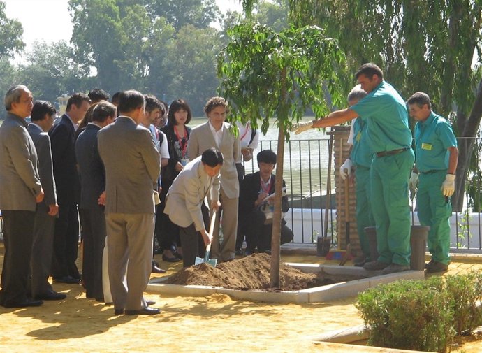El príncipe Naruhito planta un cerezo en Coria del Río