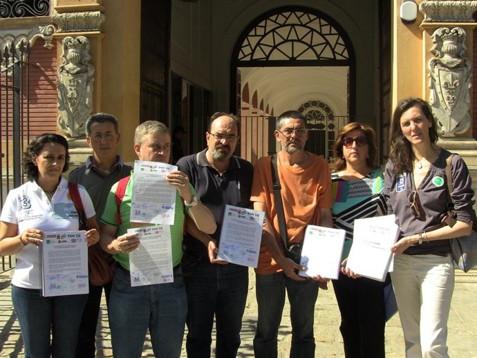 Los portavoces sindicales entregando las firmas contra la fusión de hospitales