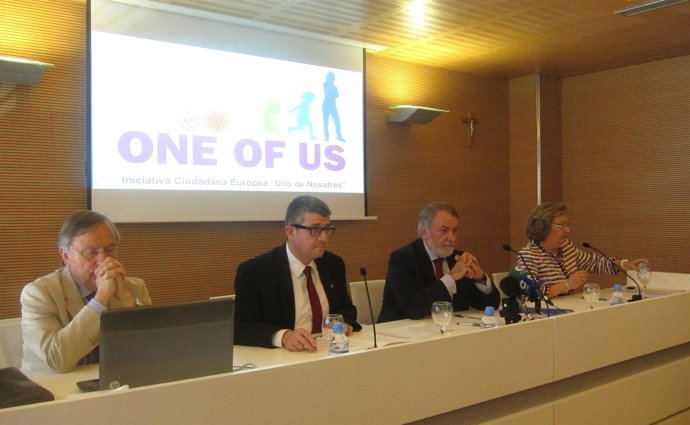Mayor Oreja junto al rector de la UCV,entre otros, en Valencia