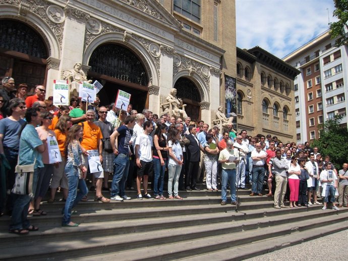 Concentración en defensa de la ciencia y la investigación en el Paraninfo