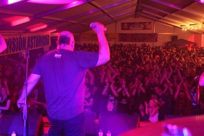 Aspecto del Conciertu pola Oficialidá, cuando actuaba La Tarrancha.