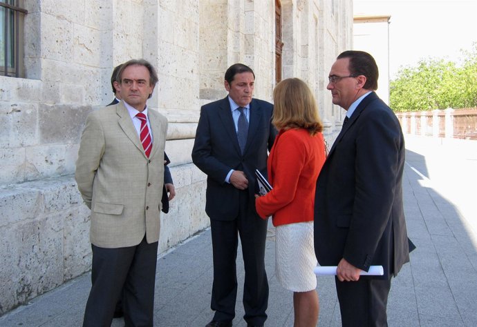 Sáez Aguado, en el centro, a su entrada a unas jornadas