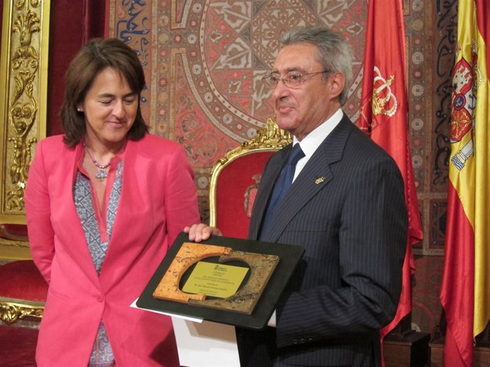 La consejera Marta Vera y el pediatra José Manuel Cenzano.