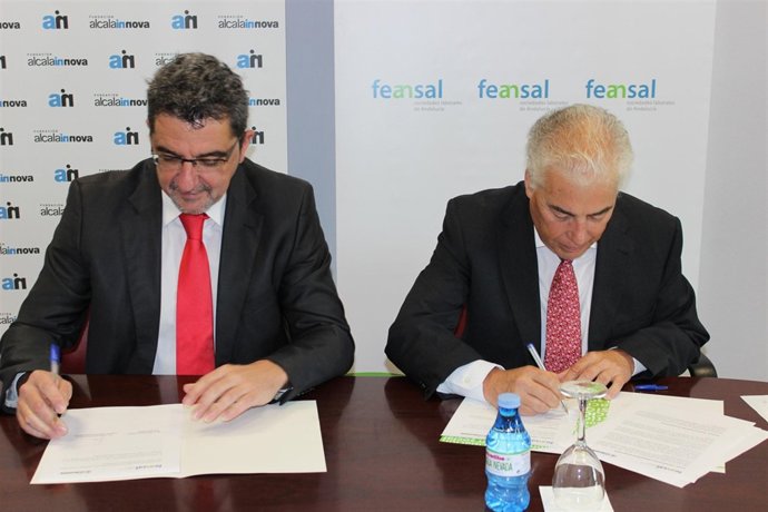 Firma del convenio entre el alcalde de Alcalá  y el presidente de Feansal. 